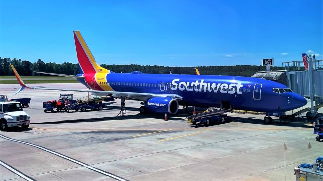 Boeing 737-800 (N8698B) - Loading for MDW as WN4604