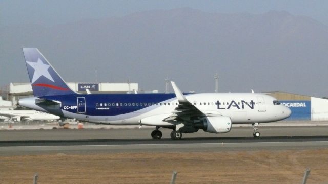 Airbus A320 (CC-BFF) - FOTO DE SPOTTER JULIO VILLARROEL, EN AEROPUERTO ARTURO MERINO BENITE, SANTIAGO DE CHILE 