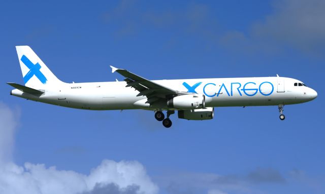Airbus A321 (N989CM)