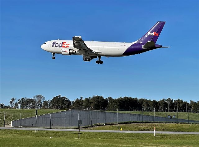 Airbus A300F4-600 (N724FD) - Arriving as FX352 from MEM