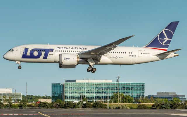 Boeing 787-8 (SP-LRB) - LOT Dreamer-8 about to land on 06L at YYZ