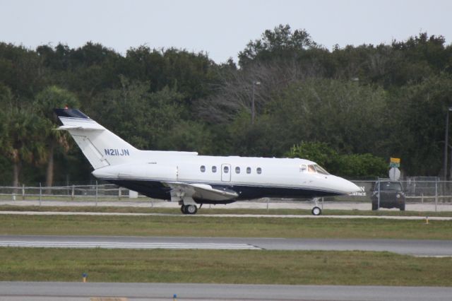 Hawker 800 (N211JN) - Raytheon Hawker 800 (N211JN) taxis at Sarasota-Bradenton International AIrport