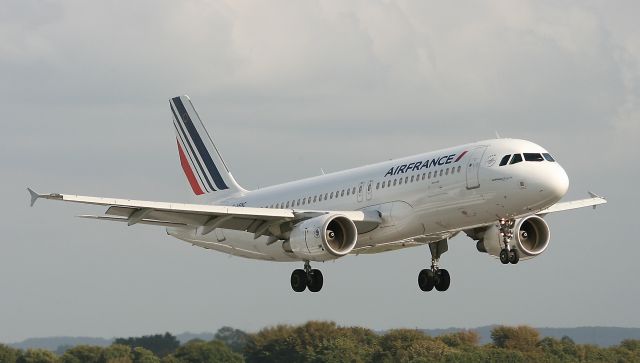 Airbus A320 (F-HBNC) - Rounded end of Air France Airbus A320-214 over the runway 25L/07R of Brest - Guipavas airport (LBFR-BES).