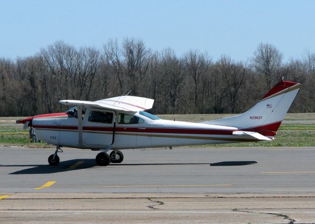 Cessna Skyhawk (N2962F) - At Shreveports Downtown Airport.