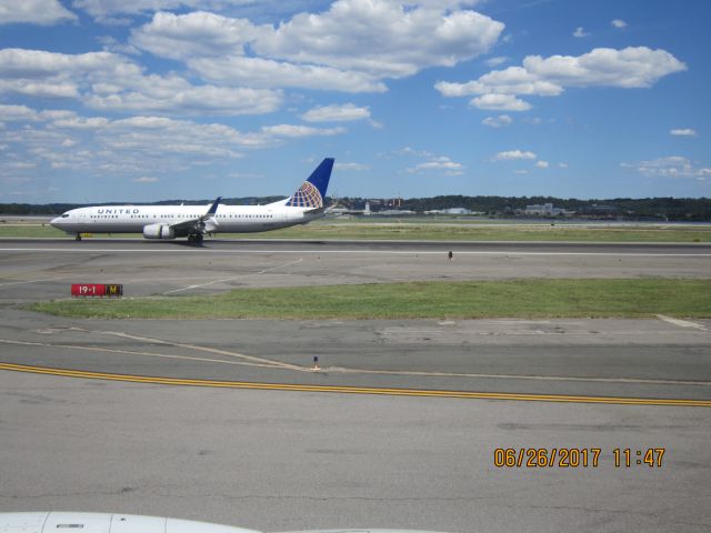 Boeing 737-900 (N65832) - On Landing Roll RWY 01
