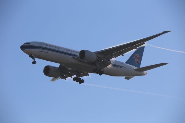 BOEING 777-200LR (B-2073)