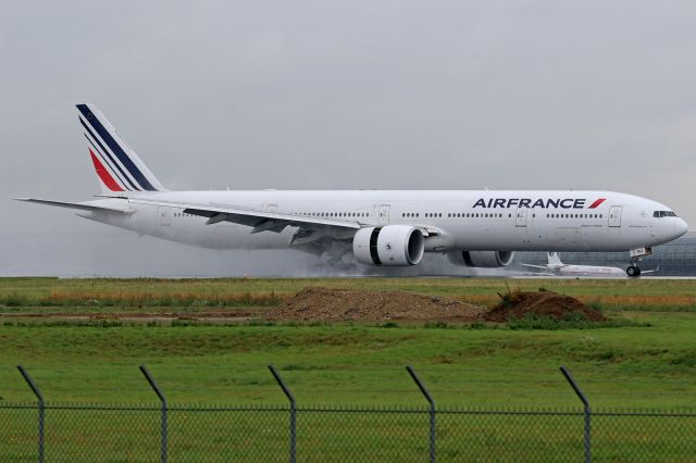BOEING 777-300 (F-GZNJ)