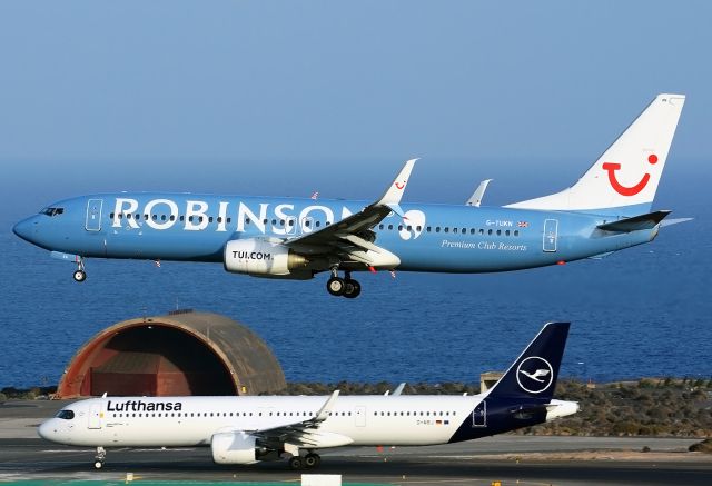 Boeing 737-800 (G-TUKN)