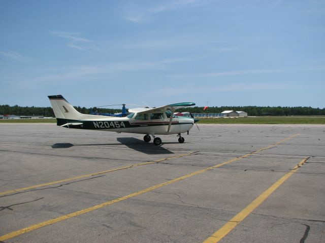 Cessna Skyhawk (N20454) - N20454 taxiing for a departure for a training flight.