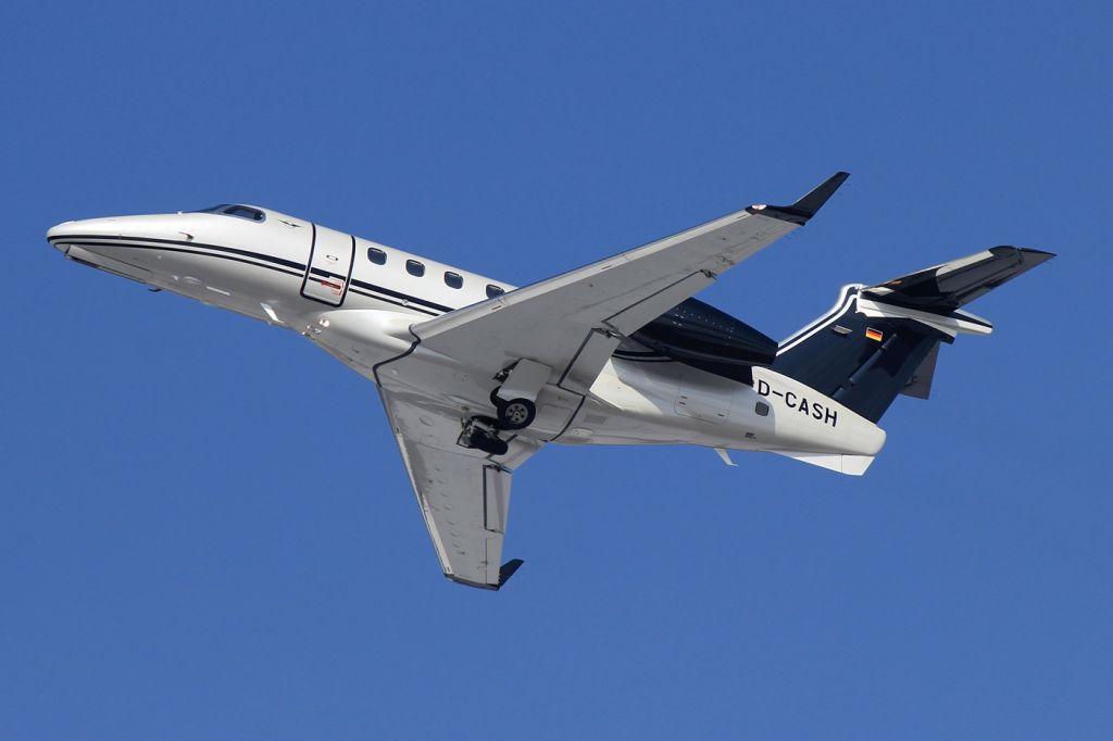 Embraer Phenom 300 (D-CASH)