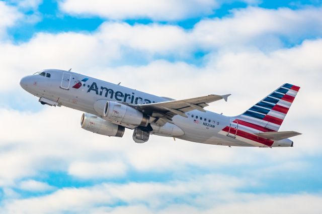 Airbus A319 (N177XF) - American Airlines A319 taking off from PHX on 12/7/22. Taken with a Canon R7 and Tamron 70-200 G2 lens.