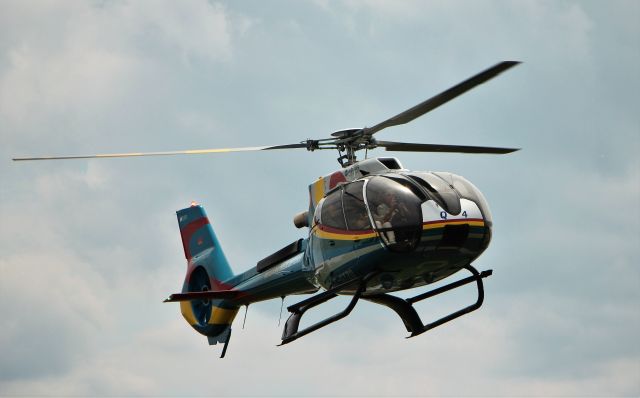 Eurocopter AS-350 AStar (C-GTZQ) - AS350 inbound for the helipad