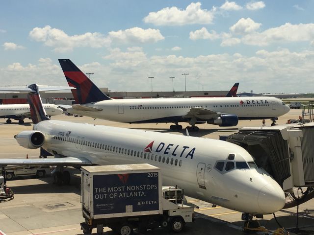 BOEING 767-300 (N136DL) - Big and little!