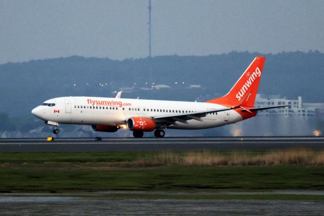 Boeing 737-800 (C-FPRP)