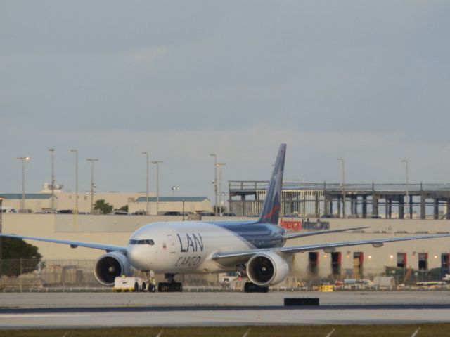 BOEING 777-200LR (N776LA)