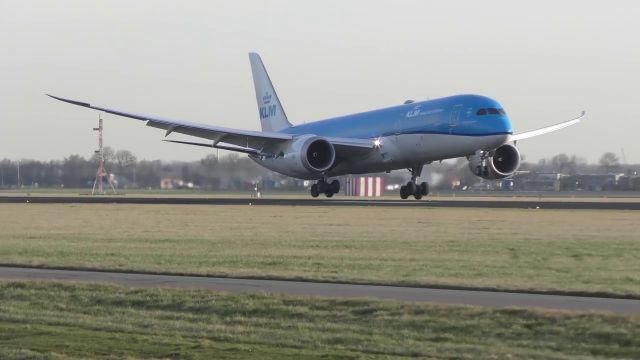 Boeing 787-9 Dreamliner (PH-BHA) - touch down 18R