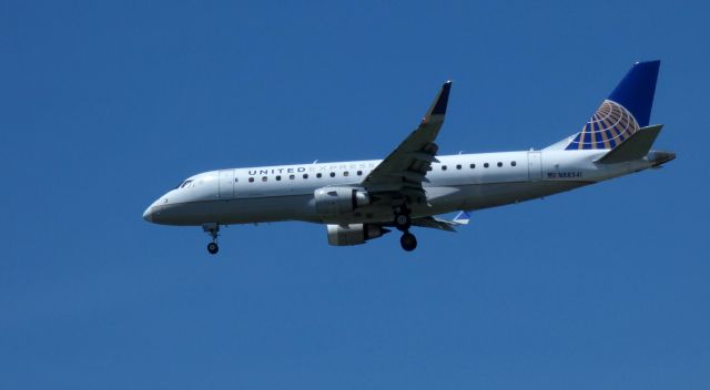 Embraer 175 (N88341) - On final is this 2016 United Express Embraer ERJ170-200LR in the Summer of 2020. 