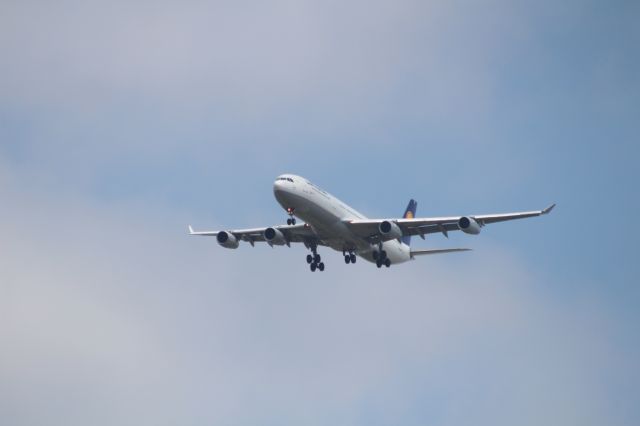 Airbus A340-300 (D-AIGL) - APROCH 27