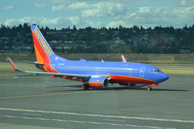 Boeing 737-700 (N237WN) - Southwest Airline taxiing for departure in PDX