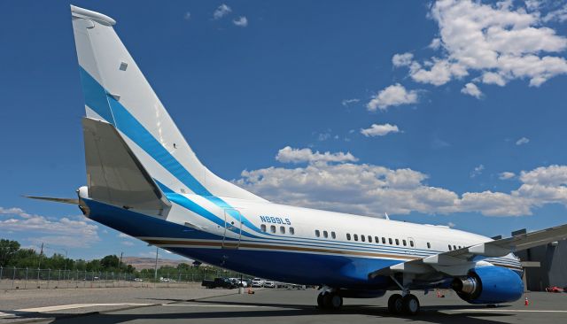Boeing 737-700 (N889LS) - N889LS, here from Vegas. Sometimes it visits here with Sands management/ownership aboard; at other times it transports an entertainer here for a performance engagement.