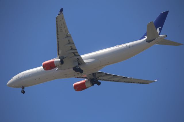 Airbus A330-300 (LN-RKU)