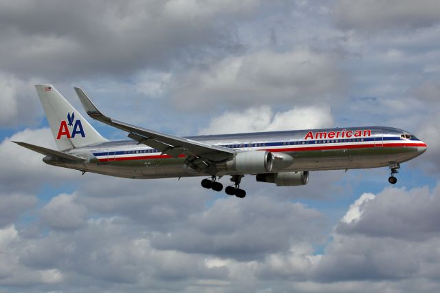 BOEING 767-300 (N39364)
