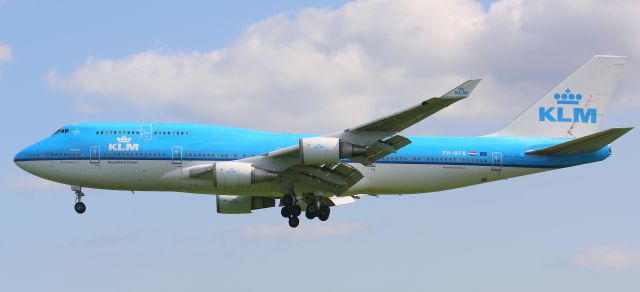 Boeing 747-400 (PH-BFB) - KLM BOEING 747-400 Series Landing At Lester B.Pearson Intl (CYYZ)