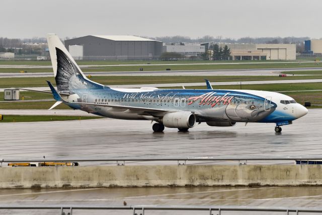 Boeing 737-800 (N559AS) - Taxiing to the gate on 04-18-22