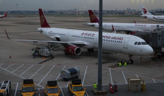 Airbus A321 (B-1005) - 6/28/18  There are 6 people in this photo, but only one of them is working. First time seeing a pump truck like this; the hose has wheels and hooks, wraps on the lower bumper that runs around the truck