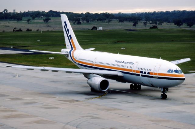 Airbus A300F4-200 (VH-TAE) - TRANS AUSTRALIA AIRLINES - TAA - AIRBUS A300B4-203 - REG : VH-TAE (CN 218) - TULLAMARINE MELBOURNE VIC. AUSTRALIA - YMML (15/6/1987)