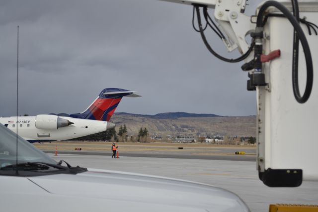 Canadair Regional Jet CRJ-700 (N713EV) - N713EV at Butte after landing from KSLC as SKYWEST 4312. Engines just turned off, with the APU on with the Berkeley Pit behind it.br /br /Taken 17:04, November 2, 2024 with a Nikon D3100 and 18-55mm (55mm, 1/800, ƒ5.6, ISO 100)
