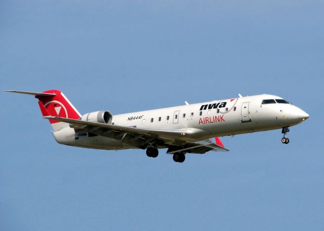 Canadair Regional Jet CRJ-200 (N8444F) - Landing at Shreveport Regional.