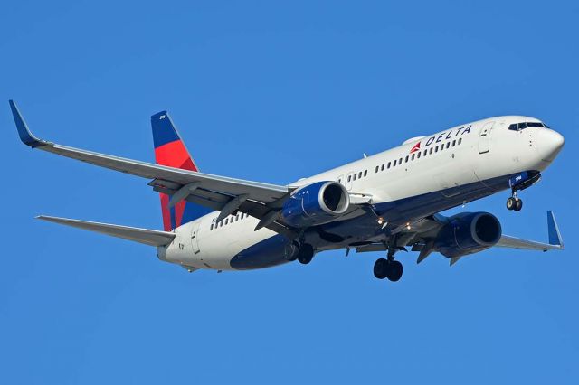 Boeing 737-800 (N3746H) - Delta Boeing 737-832 N3746H at Phoenix Sky Harbor on December 18, 2017.