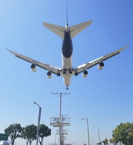 BOEING 747-8 (D-ABYA) - Nice pic of New liveried Lufthansa 748i landing 24R centerline @ LAX. Reg# D-ABYA.