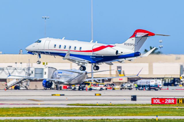 Bombardier Challenger 300 (N350PD)