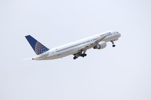 Boeing 757-200 (N565UA)