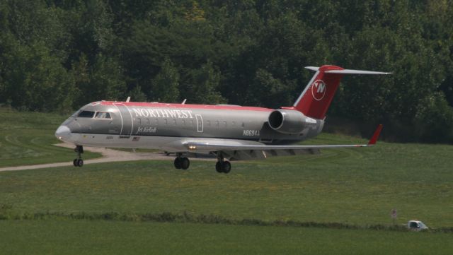 Canadair Regional Jet CRJ-200 (N8694A)