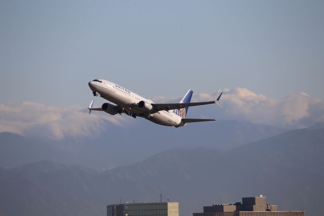 Boeing 737-800 (N14235)