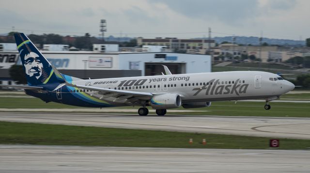 Boeing 737-900 (N248AK) - Departing 13R