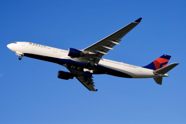 Airbus A330-300 (N810NW) - Delta heavy LAUNCH off of 33L, lot of Europe "lift". Thanks RB.