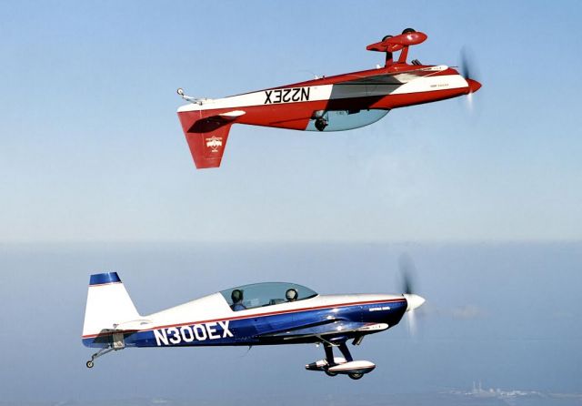 EXTRA EA-300 (N300EX) - Extra 300 formation flight.