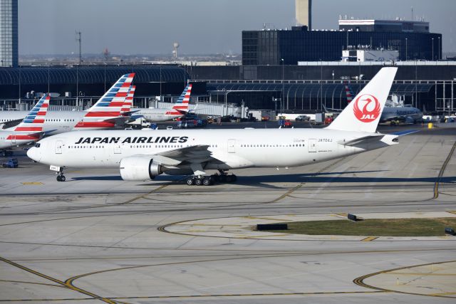 Boeing 777-200 (JA704J) - Repositioning from Intl terminal 5 to AA gates on 11-14-18. Rare to get a JAL 777-200 at ORD.