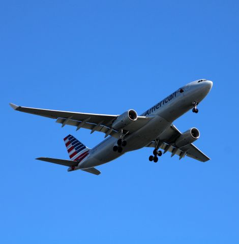 Airbus A330-200 (N283AY) - On final is this 2009 American Airlines Airbus A320-243 in the Winter of 2020.