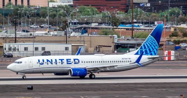 Boeing 737-800 (N37267) - Spotted at KPHX on 10-24-2020br /Terminal 3, level 8, NE corner
