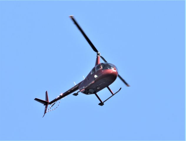 Robinson R-44 (C-GKOP) - C-GKOP ROBINSON R-44 Québec Hélicoptères Inc survolant le fleuve St-Laurent à Lavaltrie QC. le 11-10-2022 à 15:04