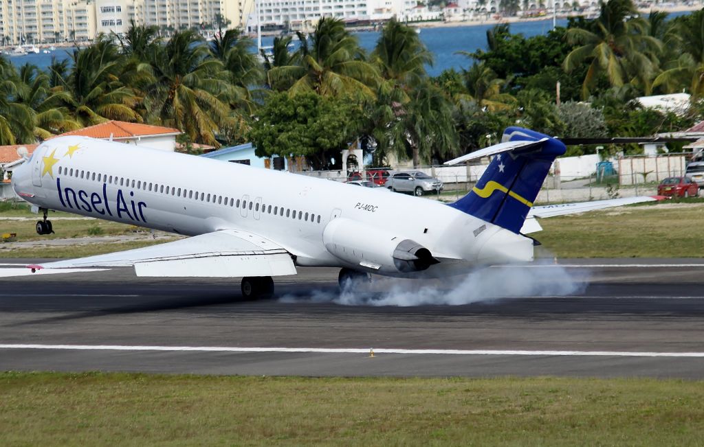 McDonnell Douglas MD-83 (PJ-MDC)