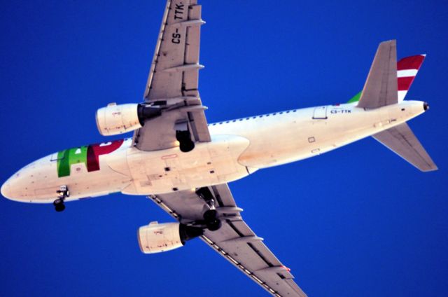 Airbus A319 (CS-TTK) - Right over my balcony, 2008