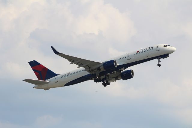 Boeing 757-200 (N554NW)