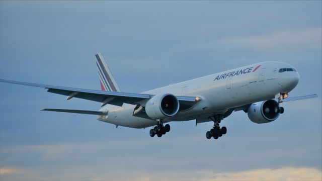 BOEING 777-300ER (F-GSQL) - Arrinving from Paris,(Charles de Gaulle)(Roissy){CDG/LFPG}