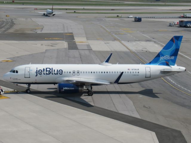 Airbus A320 (N708JB)